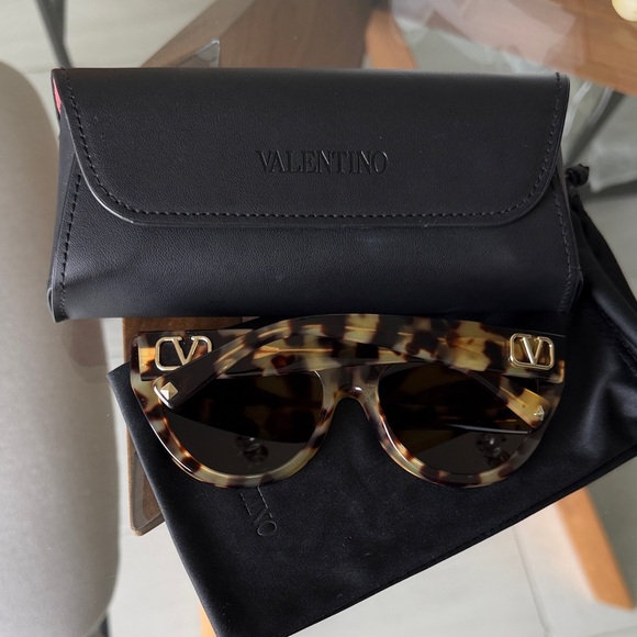 Valentino Brown Tortoise Sunglasses 🕶️ - Picture 2 of 5